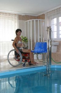 mujer usando silla elevadora modelo poolift para bañarse