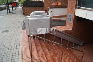 casa con salvaescaleras en girona