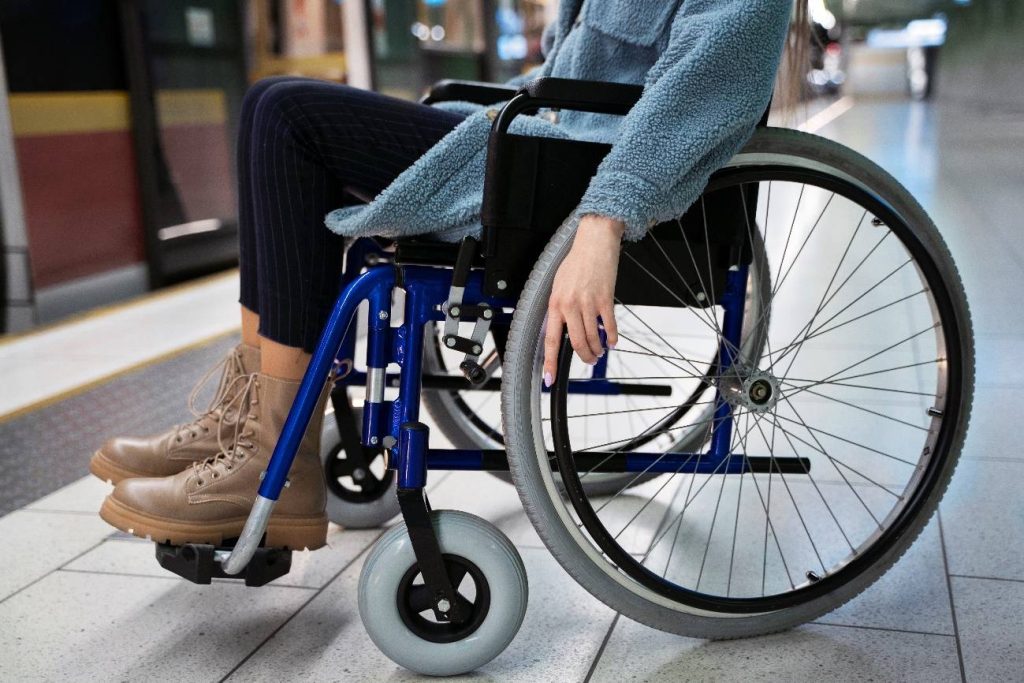 mujer usando plataformas elevadoras minusvalidos